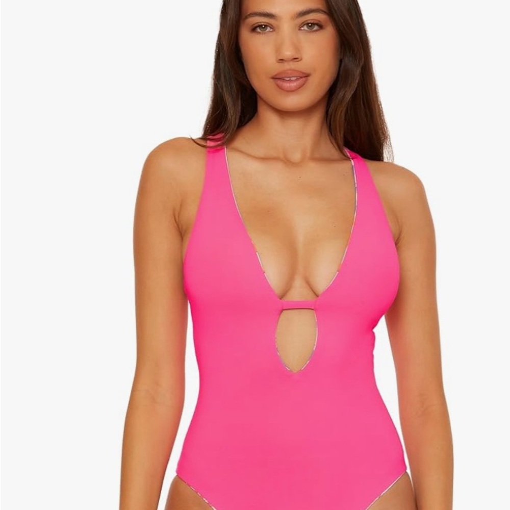 BECCA Italian Scenic Keyhole One-Piece Reversible Swimsuit. - Picture 4 of 5